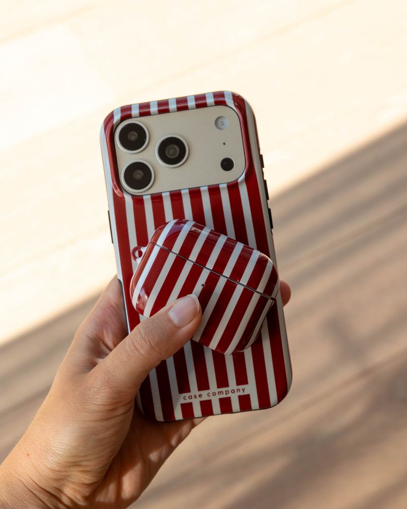 Coque AirPods assortie à une coque de téléphone