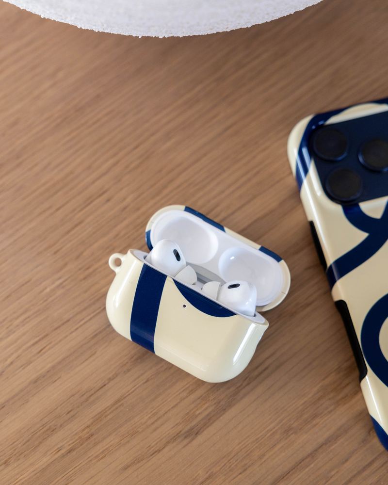 Coque AirPods assortie à une coque de téléphone