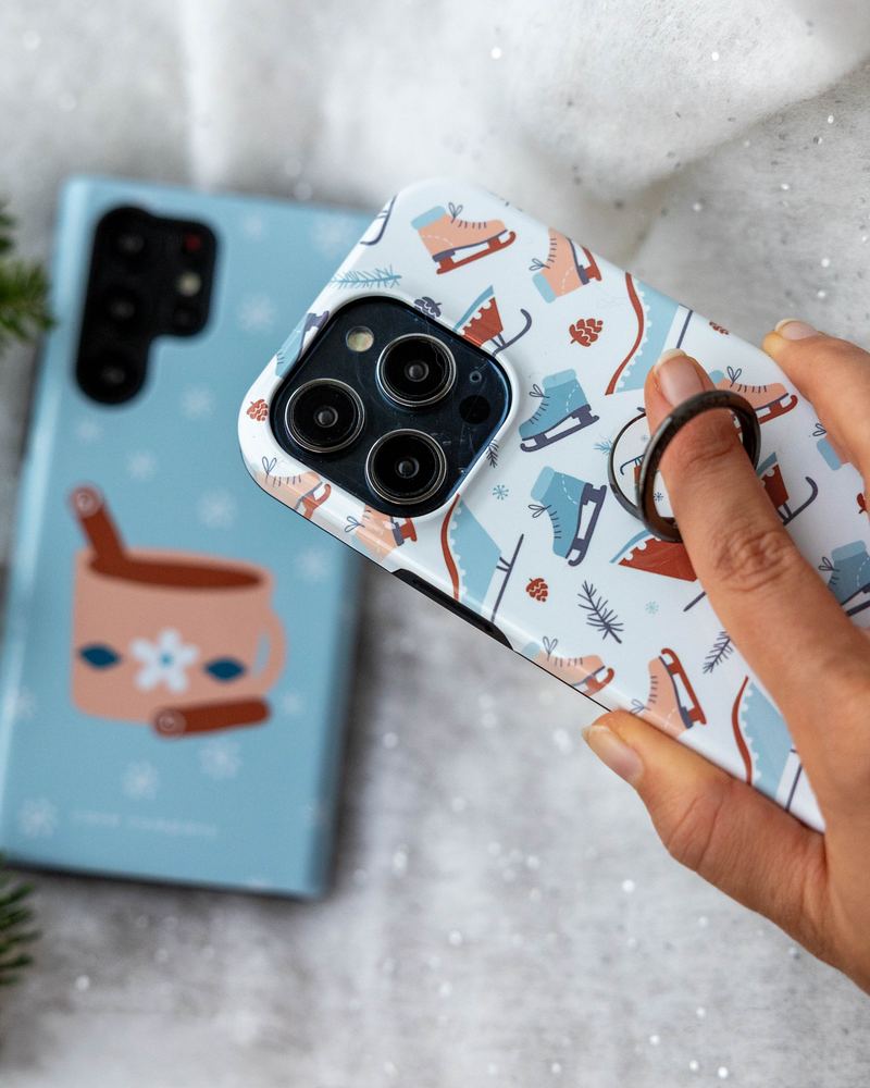 Bague de téléphone noire sur une coque à imprimé d'hiver